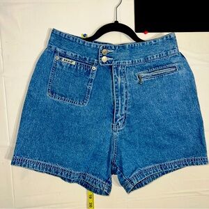 Revolt vintage high waist shorts 
No back pockets
